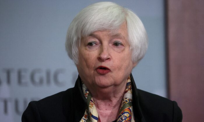 Bộ trưởng Ngân khố Janet Yellen đưa ra nhận xét về “Các Bước Tiếp theo trong Diễn biến Tài chính Phát triển” tại Trung tâm Nghiên cứu Chiến lược và Quốc tế (CSIS) ở Hoa Thịnh Đốn, hôm 09/02/2023. (Ảnh: Leah Millis/Reuters)