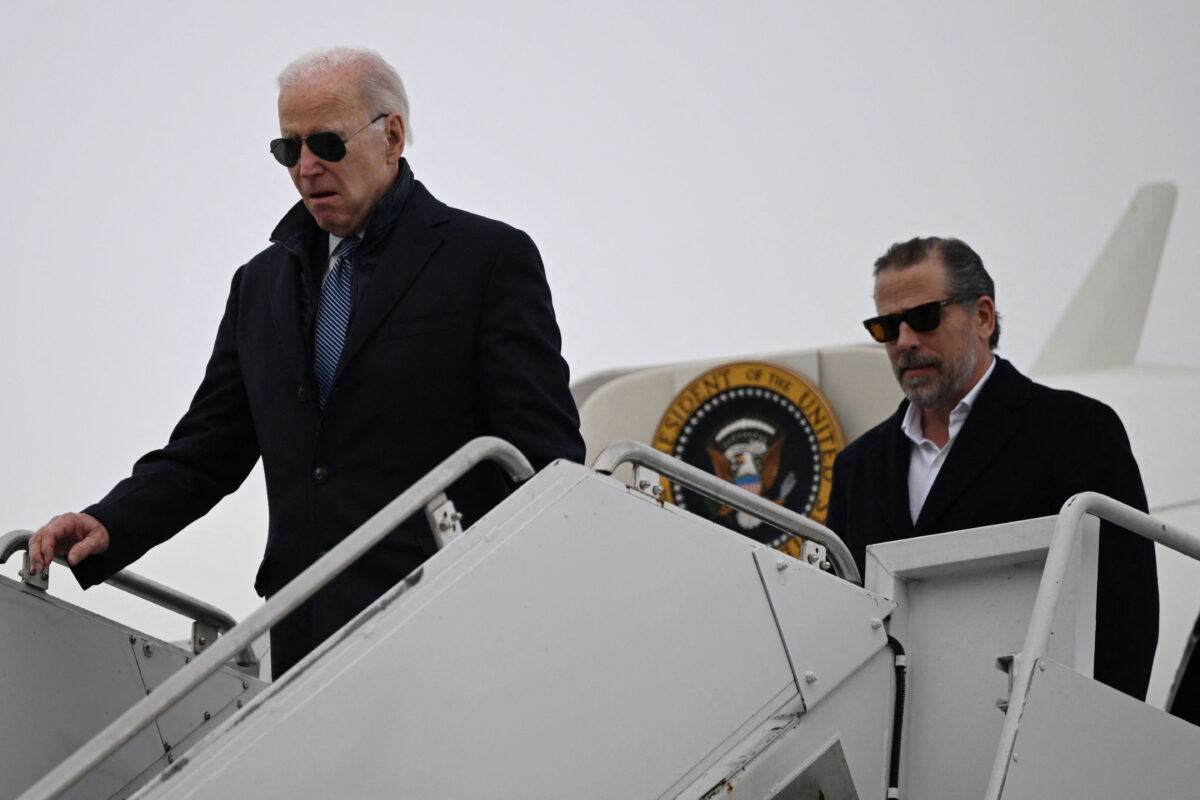 Tổng thống Joe Biden cùng con trai Hunter Biden đến Căn cứ Lực lượng Phòng không Quốc gia Hancock Field ở Syracuse, New York, hôm 04/02/2023. (Ảnh: Andrew Caballero-Reynolds/AFP qua Getty Images)