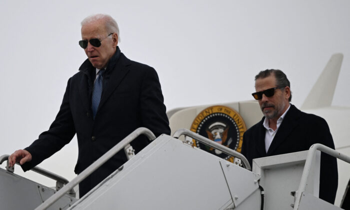 Tổng thống Joe Biden cùng người con trai Hunter Biden đến Căn cứ Lực lượng Phòng không Quốc gia Hancock Field ở Syracuse, New York, hôm 04/02/2023. (Ảnh: Andrew Caballero-Reynolds/AFP qua Getty Images)