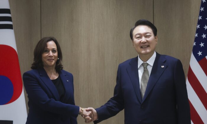 Phó Tổng thống Hoa Kỳ Kamala Harris (bên trái) và Tổng thống Nam Hàn Yoon Suk Yeol chụp ảnh chung khi họ tổ chức cuộc gặp song phương tại Seoul, Nam Hàn, vào ngày 29/09/2022. (Ảnh: Leah Millis/Pool Photo qua AP)