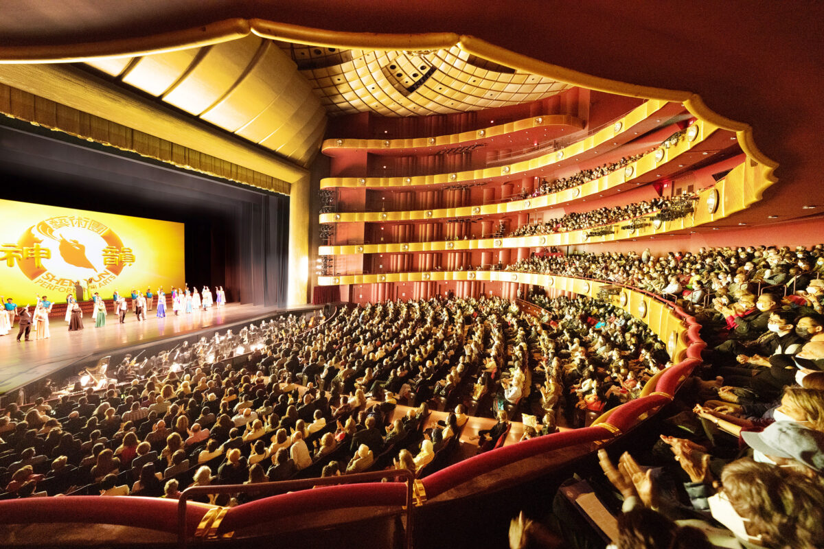 Đoàn Nghệ thuật Biểu diễn Shen Yun New York chào khán giả trước khi hạ màn tại Nhà hát The David H. Koch ở Trung tâm Lincoln, New York hôm 20/03/2022. (Ảnh: Larry Dye/The Epoch Times)