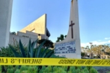 Cảnh sát giăng dây tại Nhà thờ Geneva Presbyterian sau vụ nổ súng khiến một người thiệt mạng và năm người bị thương ở Laguna Woods, California, vào ngày 15/05/2022. (Ảnh: John Fredricks/The Epoch Times)