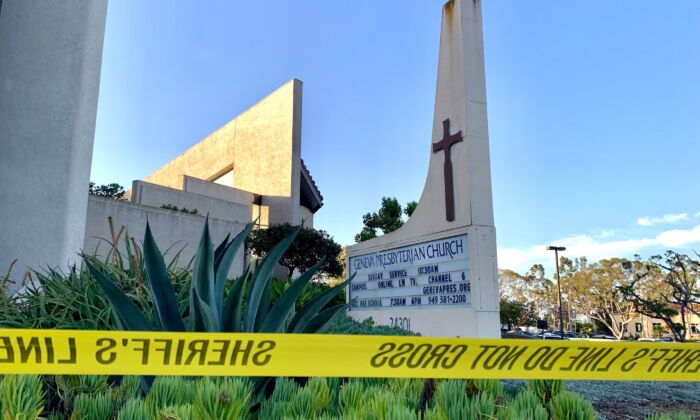 Cảnh sát giăng dây tại Nhà thờ Geneva Presbyterian sau vụ nổ súng khiến một người thiệt mạng và năm người bị thương ở Laguna Woods, California, vào ngày 15/05/2022. (Ảnh: John Fredricks/The Epoch Times)