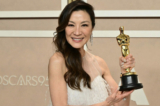 Vào ngày 12/03/2023, Dương Tử Quỳnh giành giải Nữ diễn viên chính xuất sắc nhất tại Lễ trao giải Oscar lần thứ 95, trở thành nữ diễn viên người Mỹ gốc Á đầu tiên đạt giải Oscar. (Angela Weiss/AFP)