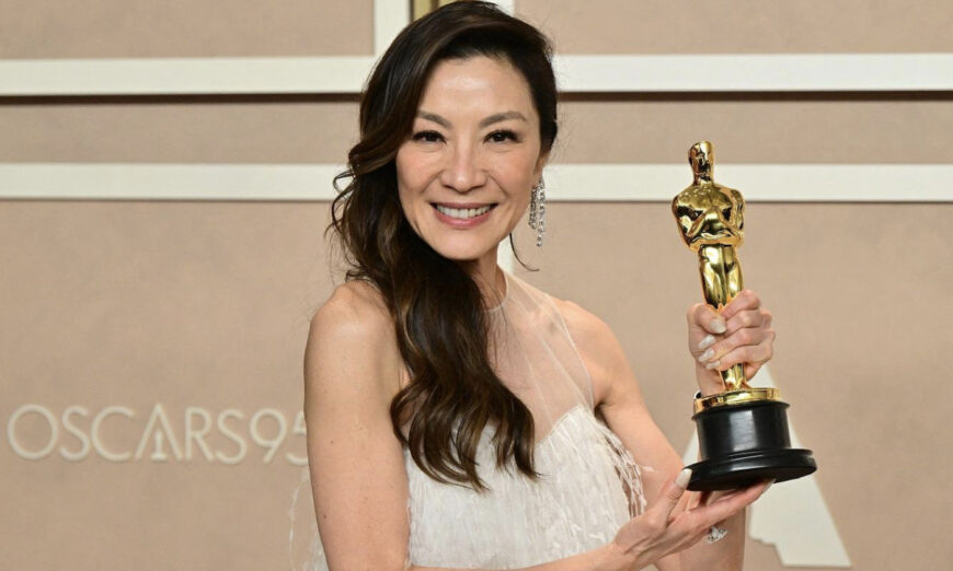 Vào ngày 12/03/2023, Dương Tử Quỳnh giành giải Nữ diễn viên chính xuất sắc nhất tại Lễ trao giải Oscar lần thứ 95, trở thành nữ diễn viên người Mỹ gốc Á đầu tiên đạt giải Oscar. (Angela Weiss/AFP)