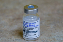 Hình ảnh một lọ vaccine Moderna COVID-19, Bivalent, tại phòng khám AltaMed Medical ở Los Angeles, California, ngày 06/10/2022. (Ringo Chiu/AFP qua Getty Images)