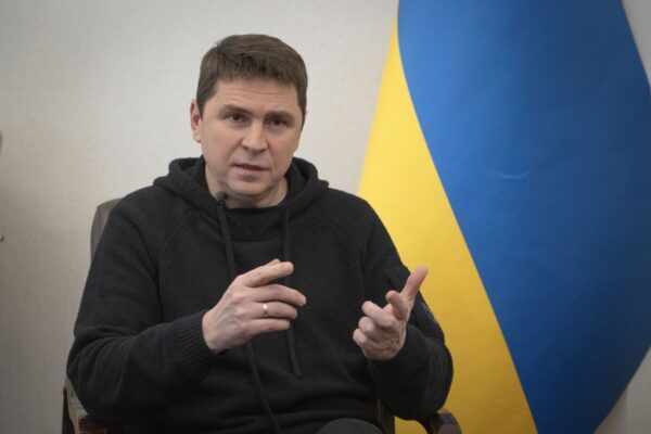 Cố vấn tổng thống Ukraine Mykhailo Podolyak nói chuyện trong một cuộc phỏng vấn với hãng thông tấn The Associated Press ở Kyiv, Ukraine, hôm 16/02/2023. (Ảnh: Efrem Lukatsky/AP Photo)