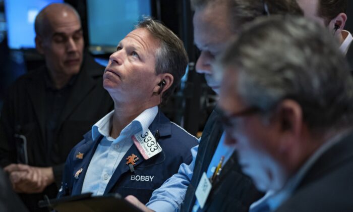 Các nhà giao dịch làm việc trên sàn tại Sở giao dịch chứng khoán New York, hôm 13/03/2023. (Ảnh: Craig Ruttle/AP Photo)