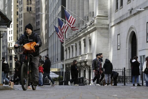 Mọi người đi qua phía trước của Sở Giao dịch Chứng khoán New York ở New York hôm 21/03/2023. (Ảnh: Peter Morgan/AP Photo)