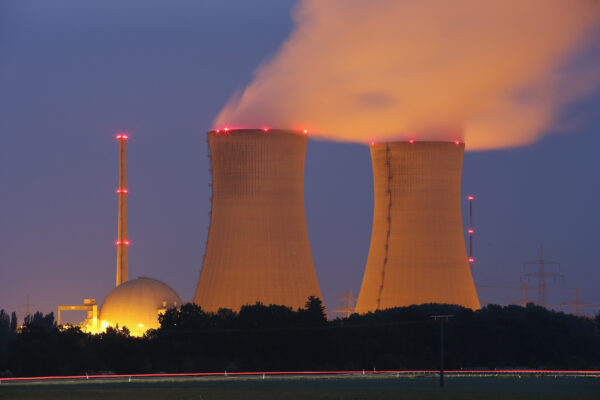 Hơi nước bốc lên từ các tháp làm mát của nhà máy điện hạt nhân Grafenrheinfeld vào ban đêm gần Grafenrheinfeld, Đức, ngày 11/06/2015. (Ảnh: Sean Gallup/Getty Images)