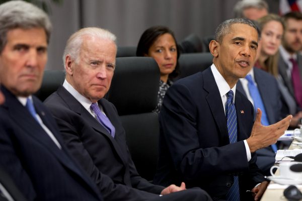 Đi cùng Tổng thống đương thời Barack Obama, gồm có (từ trái sang) Ngoại trưởng đương thời John Kerry, Phó Tổng thống đương thời Joe Biden, và cố vấn an ninh quốc gia đương thời Susan Rice. Ông Obama đang nói chuyện trong một cuộc gặp với lãnh đạo Trung Quốc Tập Cận Bình tại Hội nghị Thượng đỉnh An ninh Hạt nhân ở Hoa Thịnh Đốn, ngày 31/03/2016. (Ảnh: Jacquelyn Martin/AP Photo)