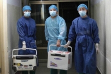 Các bác sĩ mang nội tạng tươi để cấy ghép tại một bệnh viện ở tỉnh Hà Nam, Trung Quốc, ngày 16/08/2012. (Ảnh chụp màn hình qua Sohu.com)