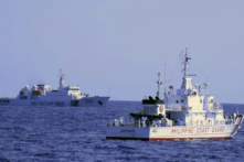 Một tàu Hải cảnh Trung Quốc đi gần một tàu Tuần duyên Philippines trong cuộc tuần tra tại Bajo de Masinloc, cách tỉnh Zambales 124 hải lý về phía tây, tây bắc Philippines, vào ngày 02/03/2022. (Ảnh: Tuần Duyên Philippines qua AP)