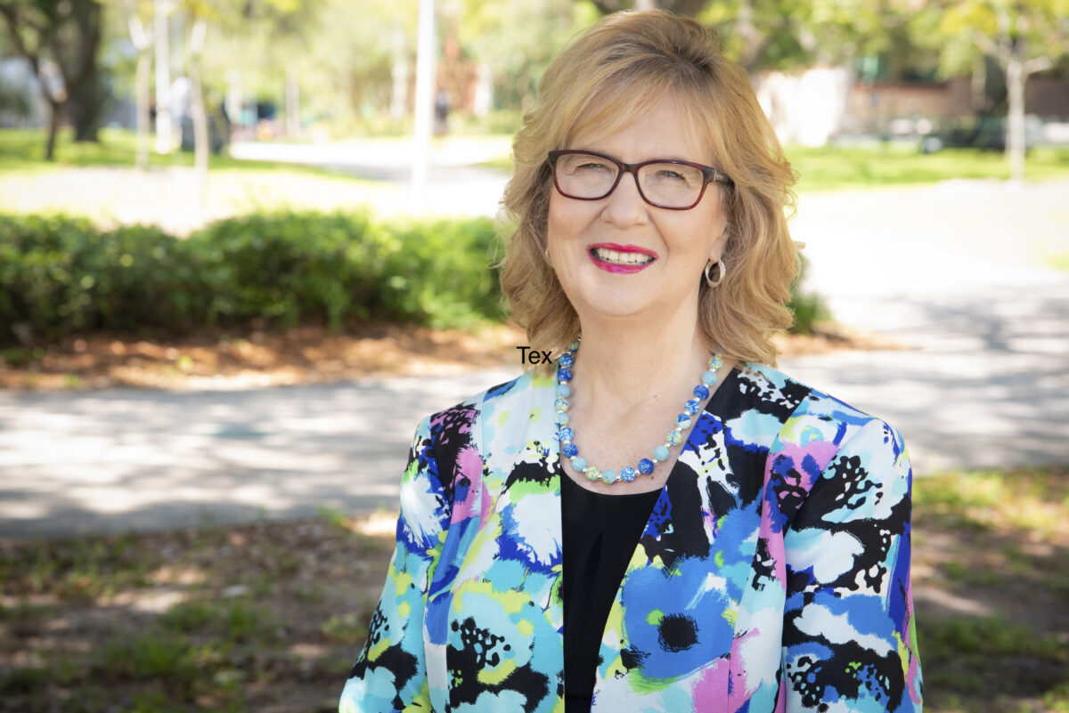 Bà Susan A. MacManus, giáo sư danh dự tại Đại học South Florida, đã viết nhiều cuốn sách nói về chính trị và là một trong những nhà khoa học chính trị được trích dẫn nhiều nhất ở miền Nam. (Ảnh: Đăng dưới sự cho phép của USF)