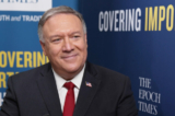 Cựu Ngoại trưởng Hoa Kỳ Mike Pompeo tại Hội nghị Hành động Chính trị Bảo tồn truyền thống ở Orlando, Florida vào ngày 27/02/2021. (Ảnh: Tal Atzmon/The Epoch Times)