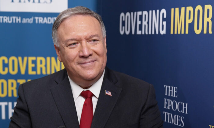 Cựu Ngoại trưởng Hoa Kỳ Mike Pompeo tại Hội nghị Hành động Chính trị Bảo tồn truyền thống ở Orlando, Florida vào ngày 27/02/2021. (Ảnh: Tal Atzmon/The Epoch Times)