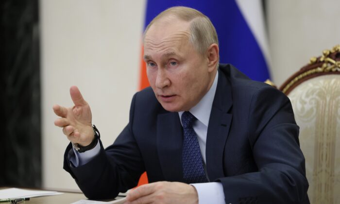 Tổng thống Nga Vladimir Putin ra dấu hiệu khi trình bày qua hội nghị truyền hình ở Moscow hôm 07/12/2022. (Ảnh: Mikhail Metzel, Sputnik, Kremlin Pool Photo qua AP)