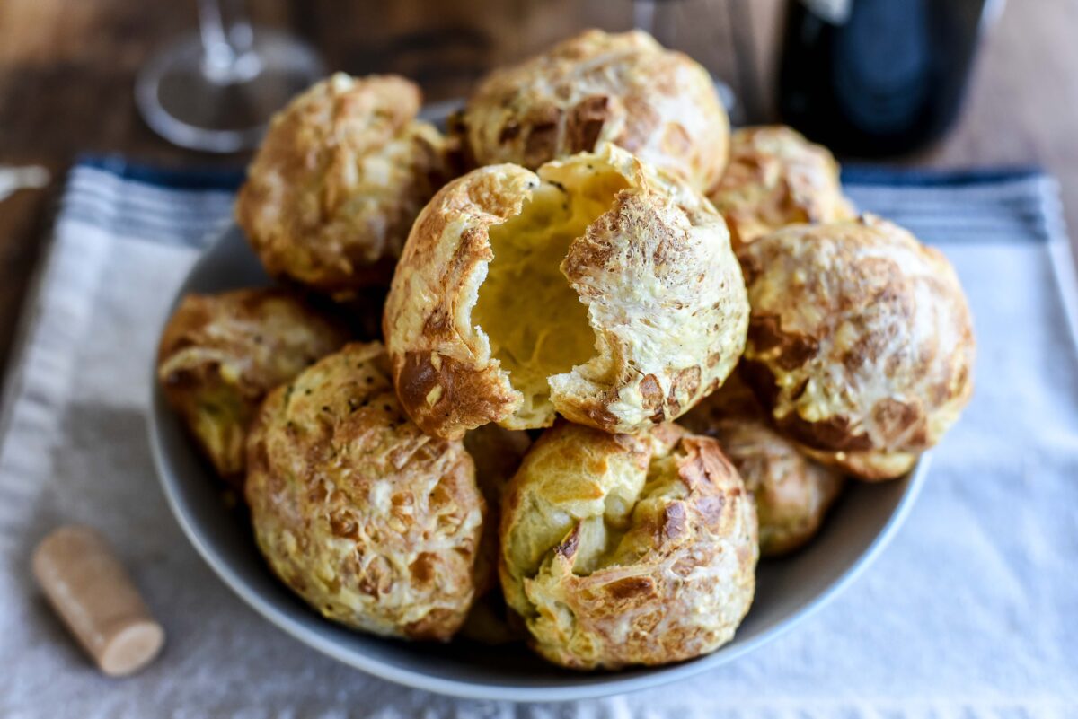 Bánh Gougères phô mai mặn, món khai vị hoàn hảo cho bữa tiệc phong cách Pháp