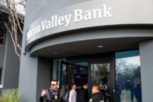 Nhân viên bảo vệ và đại diện của Tổng công ty Bảo hiểm Tiền gửi Liên bang (FCIC) mở cửa chi nhánh ngân hàng Silicon Valley Bank (SVB) cho khách hàng tại trụ sở của SVB ở Santa Clara, California, hôm 13/03/2023. (Ảnh: Noah Berger/AFP qua Getty Images)