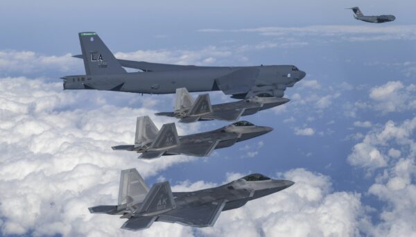 Oanh tạc cơ B-52 của Hoa Kỳ và các tiêm kích cơ C-17 và F-35 của Không quân Nam Hàn bay qua Bán đảo Triều Tiên trong một cuộc tập trận chung trên không ở Nam Hàn vào ngày 20/12/2022. (Ảnh: Bộ Quốc phòng Nam Hàn qua AP)