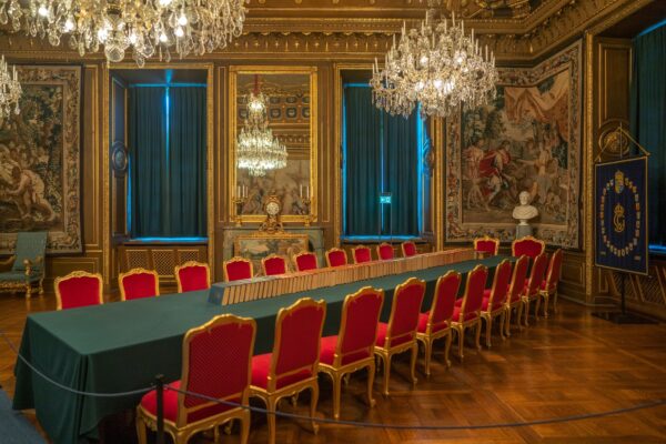 Nhà vua gặp gỡ các thành viên của chính phủ Thụy Điển tại Phòng Nội các của Cung điện Hoàng gia. Những tấm gương và thảm trang trí lộng lẫy xếp dọc dưới những bức tường mạ vàng của nơi từng là phòng ăn tối của Vua Gustav III. (Ảnh: Ungvari Attila/Shutterstock)