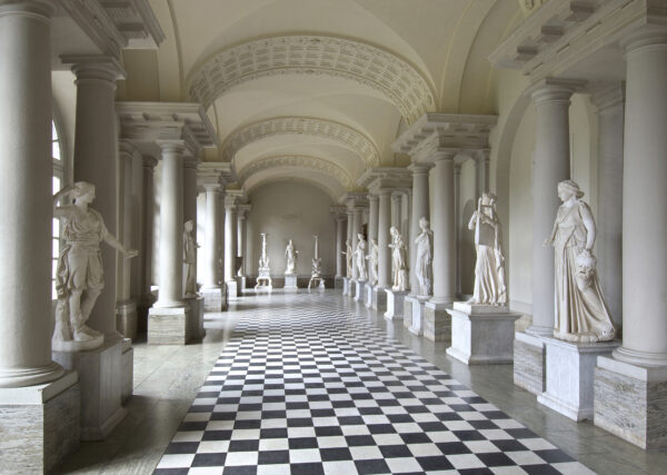 Hơn 200 tác phẩm điêu khắc đứng giữa các cột đá doric trong Bảo tàng Cổ vật của Vua Gustav III. Bảo tàng mở cửa vào năm 1794 để lưu giữ bộ sưu tập của nhà vua, và các tác phẩm điêu khắc được trưng bày y như lúc bấy giờ. (Ảnh: Alexis Daflos/Kungl. Hovstaterna)