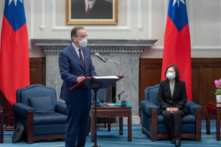 Cựu Chủ tịch Hội đồng Tham mưu trưởng Liên quân Mike Mullen trình bày khi Tổng thống Đài Loan Thái Anh Văn (bên phải) lắng nghe trong một cuộc họp ở Đài Bắc, Đài Loan, vào ngày 02/03/2022. (Ảnh: Văn phòng Tổng thống Đài Loan qua AP)