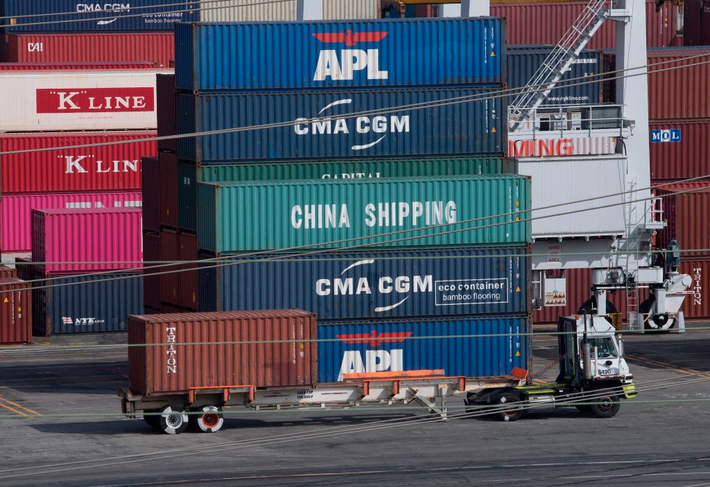 Một chiếc xe tải đi ngang qua các container vận chuyển tại Cảng Los Angeles sau khi cựu Tổng thống Donald Trump áp thuế đối với hàng nhập cảng của Trung Quốc tại Long Beach, California, vào ngày 01/09/2019. (Ảnh: Mark Ralston/AFP/Getty Images)