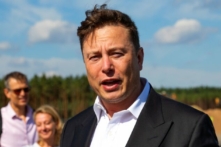 Tổng giám đốc Tesla, ông Elon Musk, nói chuyện với giới báo chí khi ông đến xem công trường xây dựng Tesla Gigafactory mới gần Berlin, Đức, vào ngày 03/09/2020. (Ảnh: Maja Hitij/Getty Images)