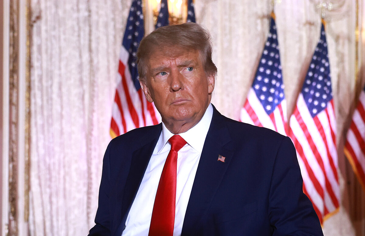 Cựu Tổng thống Donald Trump rời sân khấu sau khi có bài diễn văn trong một sự kiện tại dinh thự Mar-a-Lago của ông ở Palm Beach, Florida, ngày 15/11/2022. (Ảnh: Joe Raedle/Getty Images)