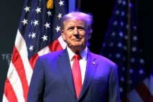 Cựu Tổng thống Donald Trump đến dự một sự kiện tại Nhà hát Adler ở Davenport, Iowa, hôm 13/03/2023. (Ảnh: Scott Olson/Getty Images)
