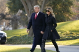 Tổng thống đương thời Donald Trump cùng với Đệ nhất Phu nhân Melania Trump bước lên chiếc phi cơ Marine One trên South Lawn của Tòa Bạch Ốc, ở Hoa Thịnh Đốn, vào ngày 23/12/2020. (Ảnh: Evan Vucci/AP Photo)