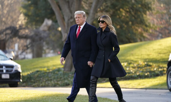 Tổng thống đương thời Donald Trump cùng với Đệ nhất Phu nhân Melania Trump bước lên chiếc phi cơ Marine One trên South Lawn của Tòa Bạch Ốc, ở Hoa Thịnh Đốn, vào ngày 23/12/2020. (Ảnh: Evan Vucci/AP Photo)