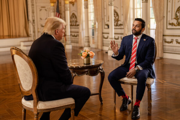 Ông Kash Patel của Epoch TV nói chuyện với cựu Tổng thống Donald Trump tại khu nghỉ dưỡng Mar-a-Lago của ông ở Palm Beach, Florida, vào ngày 31/01/2022. (Ảnh: The Epoch Times)
