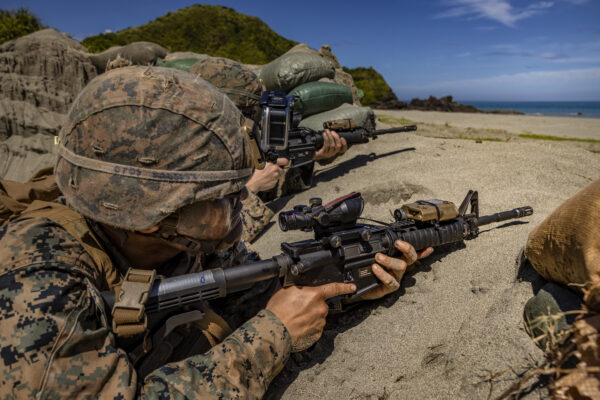 Các binh sĩ Thủy quân lục chiến Hoa Kỳ tham gia cuộc tập trận tấn công đổ bộ chung ngoài khơi Biển Đông ở Claveria, tỉnh Cagayan, Philippines, vào ngày 31/03/2022. (Ảnh: Ezra Acayan/Getty Images)