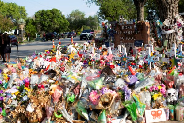 Những vật tượng trưng, nến, và thú nhồi bông đã bị hoen úa vẫn còn tại đài tưởng niệm bên ngoài Trường tiểu học Robb ở Uvalde, Texas, vào ngày 13/07/2022. (Ảnh: Kaylee Greenlee Beal/Reuters)