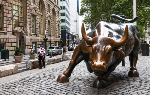 Bức tượng ‘Wall Street Charging Bull’ ở Thành phố New York, hôm 23/07/2020. (Ảnh: Michael M. Santiago/Getty Images)
