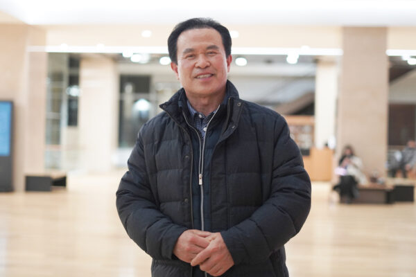 Ông Yoo Young-ho, Chủ tịch của một nhà sản xuất thiết bị điện tử, tham dự Nghệ thuật Biểu diễn Shen Yun tại Nhà hát Quốc gia Nam Hàn ở Seoul, Nam Hàn hôm 18/02/2023. (Ảnh: Lee You-jung/The Epoch Times)