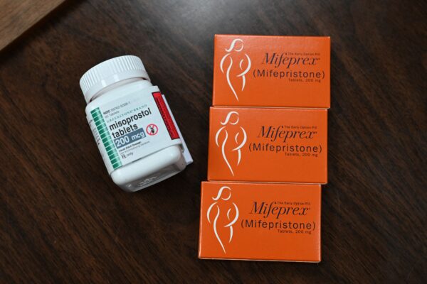 Mifepristone (Mifeprex) và Misoprostol, hai loại thuốc được sử dụng trong phá thai hóa học, được nhìn thấy tại Phòng khám Sinh sản Phụ nữ ở Santa Teresa, New Mexico, vào ngày 17/06/2022. (Ảnh: Robyn Beck/AFP/Getty Images)