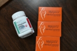 Mifepristone (Mifeprex) và Misoprostol, hai loại thuốc được sử dụng trong một ca phá thai bằng thuốc, được nhìn thấy tại Phòng khám Phụ Sản, ở Santa Teresa, New Mexico, vào ngày 17/06/2022. (Ảnh: Robyn Beck/AFP/Getty Images)