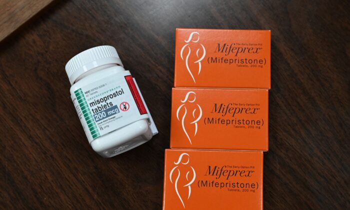 Tối cao Pháp viện Hoa Kỳ tạm dừng phán quyết hạn chế quyền tiếp cận thuốc phá thai Mifepristone