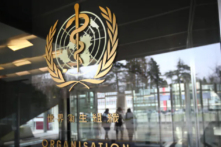 Một logo được chụp ở bên ngoài tòa nhà của Tổ chức Y tế Thế giới (WHO) trong một cuộc họp của ban điều hành về cập nhật tình hình bùng phát virus Trung Cộng, tại Geneva, Thụy Sĩ, vào ngày 06/02/2020. (Ảnh: Denis Balibouse/Reuters)