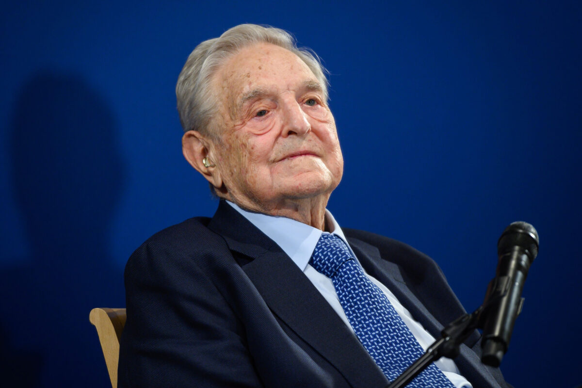 Nhà đầu tư người Mỹ gốc Hungary đồng thời là nhà từ thiện chính trị cánh tả George Soros sau khi trình bày một bài diễn văn bên lề cuộc họp thường niên của Diễn đàn Kinh tế Thế giới ở Davos, Thụy Sĩ, ngày 23/01/2020. (Ảnh: Fabrice Coffrini/AFP/Getty Images)