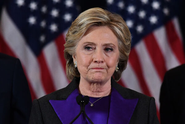 Ứng cử viên tổng thống của Đảng Dân Chủ Hillary Clinton có bài diễn văn nhận thua sau khi bị tổng thống đắc cử của Đảng Cộng Hòa Donald Trump đánh bại, tại New York, vào ngày 09/11/2016. (Ảnh: Jewel Samad/AFP/Getty Images)