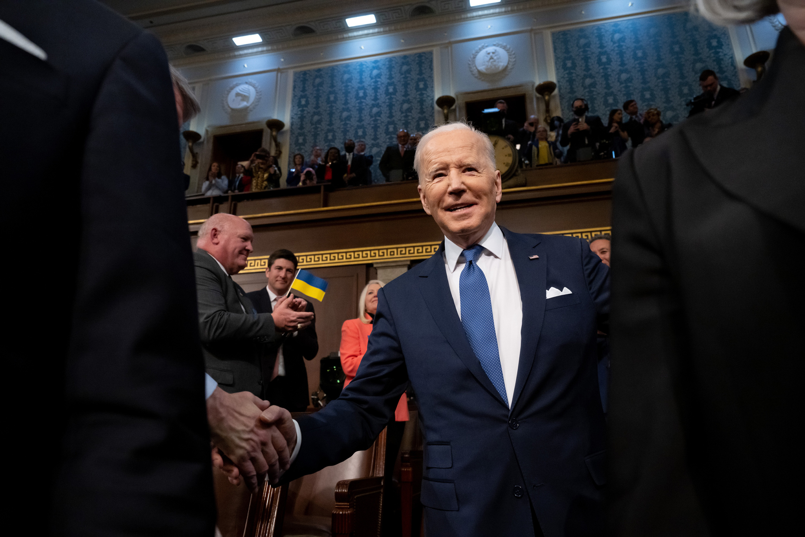 Tổng thống Joe Biden đến đọc bài diễn văn Thông điệp Liên bang trong một phiên họp chung của Quốc hội tại Phòng họp Hạ Viện của Điện Capitol Hoa Kỳ ở Hoa Thịnh Đốn vào ngày 01/03/2022. (Ảnh: Saul Loeb/Pool/Getty Images)