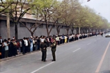 24 năm trước, vào ngày 25/04/1999, hàng chục ngàn học viên Pháp Luân Công đã đến Văn phòng Kháng cáo của Quốc vụ viện bên cạnh Trung Nam Hải ở Bắc Kinh để thỉnh nguyện, thực hiện tự do tín ngưỡng. Đây là Cuộc thỉnh nguyện ôn hòa “quy mô lớn nhất, lý trí nhất, tốt đẹp nhất” trong lịch sử thỉnh nguyện ở Trung Quốc, lịch sử gọi là “Thỉnh nguyện 25/04.” (Ảnh: Do Minh Huệ Net cung cấp)