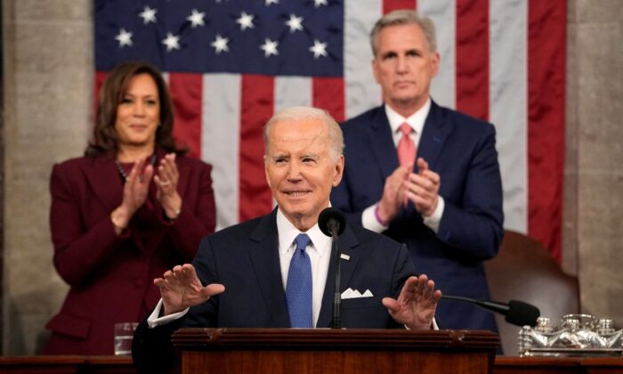 Tổng thống Joe Biden đọc diễn văn Thông điệp Liên bang khi Phó Tổng thống Kamala Harris và Chủ tịch Hạ viện Kevin McCarthy (Cộng Hòa-California) đứng vỗ tay tán thưởng, tại Điện Capitol Hoa Kỳ hôm 07/02/2023. (Ảnh: Jacquelyn Martin/Pool qua Reuters)