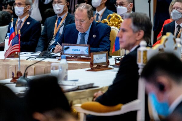 Ngoại trưởng Nga Sergey Lavrov (Giữa) và Ngoại trưởng Hoa Kỳ Antony Blinken (Phải) tham dự Hội nghị Bộ trưởng Ngoại giao cao cấp Đông Á trong khuôn khổ Hội nghị Bộ trưởng Ngoại giao ASEAN lần thứ 55 tại Phnom Penh vào ngày 05/08/2022. (Ảnh: Andrew Harnik/Pool/ AFP qua Getty Images)
