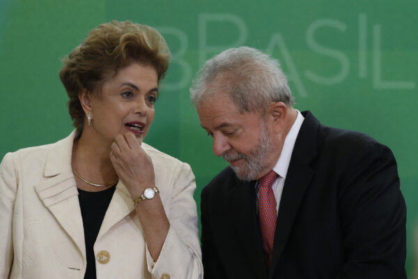 Cựu tổng thống Brazil, ông Luiz Inacio Lula da Silva nói chuyện với Tổng thống Brazil đương thời, bà Dilma Rousseff, khi ông tuyên thệ nhậm chức chánh văn phòng mới tại Cung điện Planalto vào ngày 17/03/2016, tại Brasilia, Brazil. (Ảnh: Igo Estrela/Getty Images