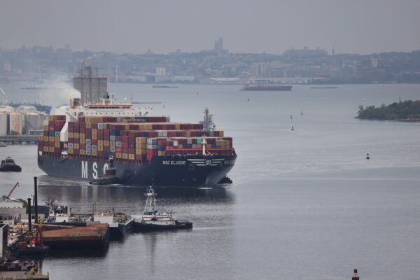 Một con tàu chở hàng di chuyển về phía Cầu Bayonne khi tiến vào cảng ở Bayonne, New Jersey, vào ngày 13/10/2021. (Ảnh: Spencer Platt/Getty Images)